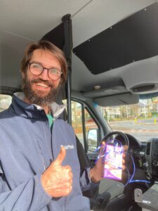 Chauffeur Pieter neemt zijn autodrop in ontvangst.